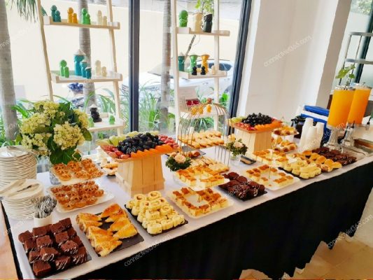 Bàn tiệc teabreak với hoa tươi trang trí tạo điểm nhấn sang trọng