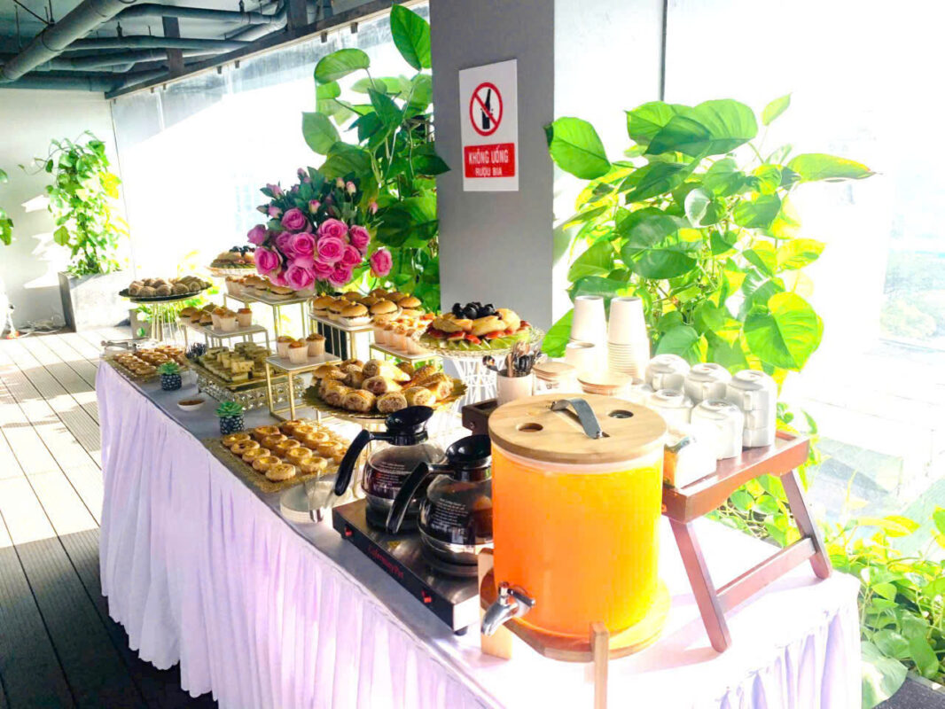 Bàn tiệc teabreak với các loại bánh ngọt và trà thơm ngon.